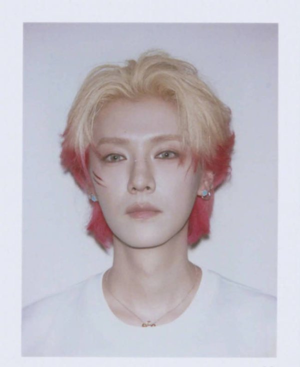 四川炒股配資 鹿晗“撕拉片”來了！一頭紅發(fā)帥得太權(quán)威